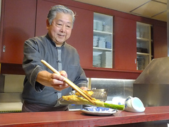 カウンター席は特等席。実は一番アツアツの美味しい揚げたて串揚げが食べられます・・・！！「新型コロナ対策推進宣言の店」として業種ごとに定められた対策もしっかりとっております。安心してお食事をお楽しみください。