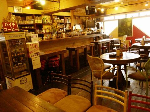 ぬくもり溢れる店内は、憩いの場にぴったり。音楽好き、コーヒー好き、旅好き…集まれ