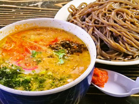 ツルツル・モチモチ僮楽麺と香り豊かな黒小麦麺。こだわりの自家製麺が自慢です。