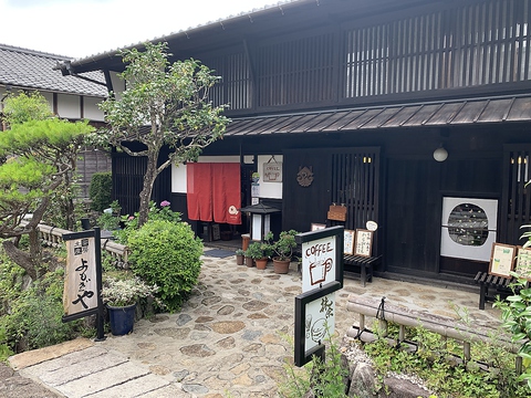 落ち着いた空間でコーヒーや軽食を取ることができます★わらび餅が看板メニュー♪