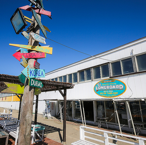 海が眺められるお洒落な店内はデートにもおすすめ！ランチメニューもございます♪