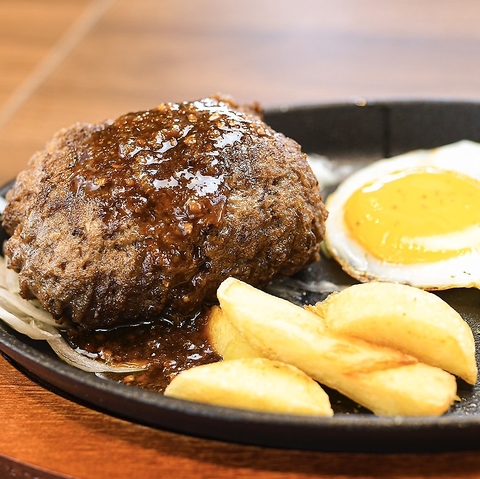 牛100％の肉厚ハンバーグ！お好みの焼き加減でお楽しみ頂けます♪