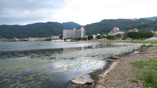 諏訪市湖畔公園 遊覧船が見える