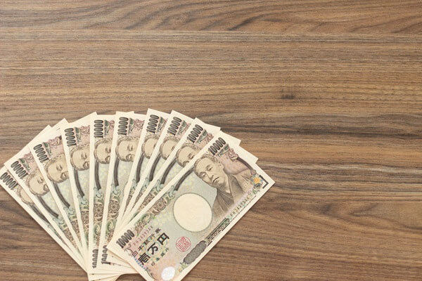 ふるさと納税で10万円寄附できる人の年収は？おすすめの返礼品も紹介