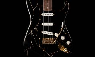 漆黒のストラト！日本伝統の塗料”漆”を用いた「URUSHI STRATOCASTER」が数量限定発売