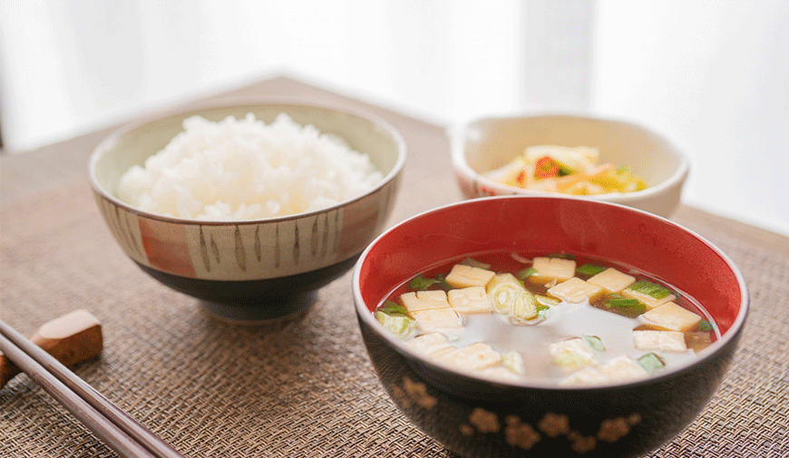 朝お腹がすかないから朝食を食べない人が増加。理由の多くは夕食時間に