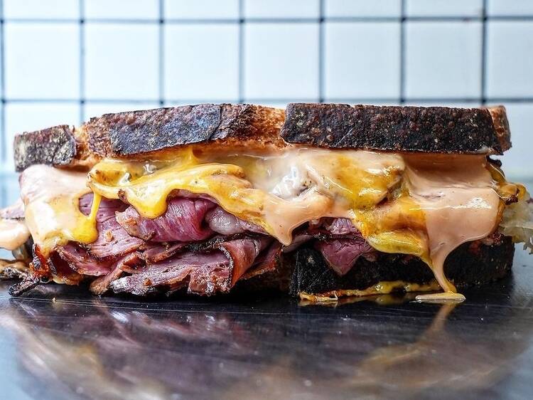 Gardez vos miles, ce pastrami parisien est aussi bon qu’à New York !