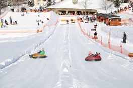 ゲレンデを一気に滑り降りるチューブそり