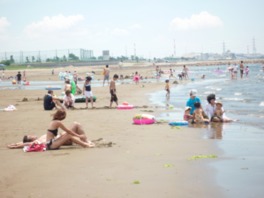 遠浅なので小さな子供も海水浴が楽しめる