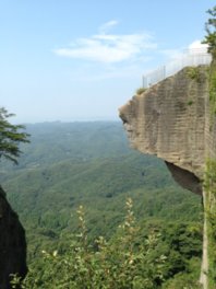 スリル満点の眺望が楽しめる日本寺の地獄のぞき