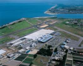 日本海と阿賀野川河口風景を目の前に滑走路が延びる