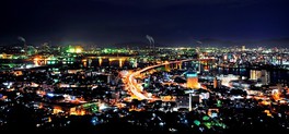 工場夜景を背景にひと際華やかな若戸大橋の夜景