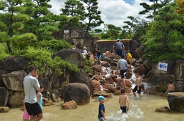 岩登りや水の流れを取り入れた遊び場