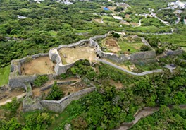 城跡は小高い山の上にあり、守りやすく攻めにくい地に築かれています