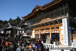 正月三が日には約300万人もの参拝客が訪れる