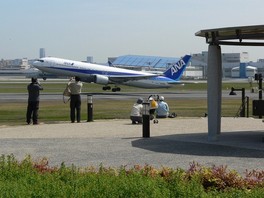 飛行機を間近に見られる絶好のビュースポット