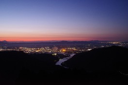 北方向に広がる八代中心部の夜景