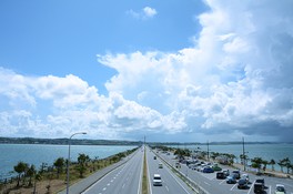 爽快なエメラルドブルーの海を渡る「海中道路」