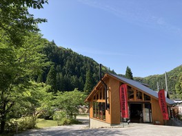 川と一体になった自然溢れるキャンプ場