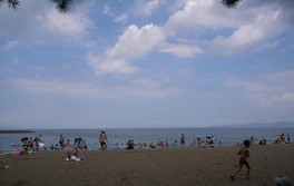 北側は浜辺になっており、夏は海水浴も楽しめる