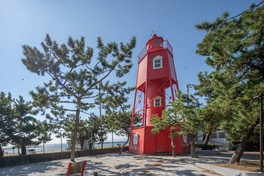 夏は多くの海水浴客でにぎわう