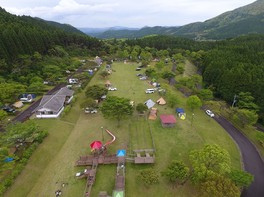 森に囲まれたオートキャンプ森のかわなべ入口風景