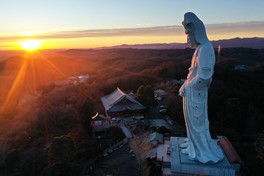 高崎白衣大観音の初日の出