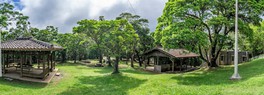 赤瓦のあずま屋が沖縄らしさを添える