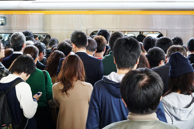 ラッシュ時間帯の駅のホーム