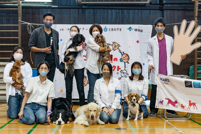 マナーニのメンバーと「講師」の犬たち