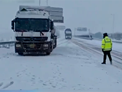 新疆阿勒泰持续降雪 道路积雪结冰