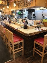 磯丸水産 吉祥寺南口店_おひとり様がゆったりお食事できるカウンター席ございます。