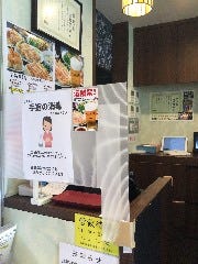 天鴻餃子房 本郷店_仕切り板の設置