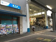 JR・小田急線藤沢駅南口を降り、左斜め前の「南口本通り商店街」を直進します