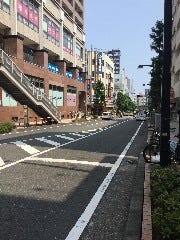 「南口本通り商店街」を直進する