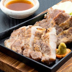 博多もつ鍋 馬肉 九州自慢 赤羽東口店_黒豚肩ロース炭火焼き