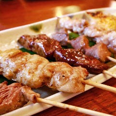 全席個室　焼き鳥　地鶏坊主　上野店　3時間飲み放題_串焼き盛り合わせ（塩、タレ、黒胡椒）