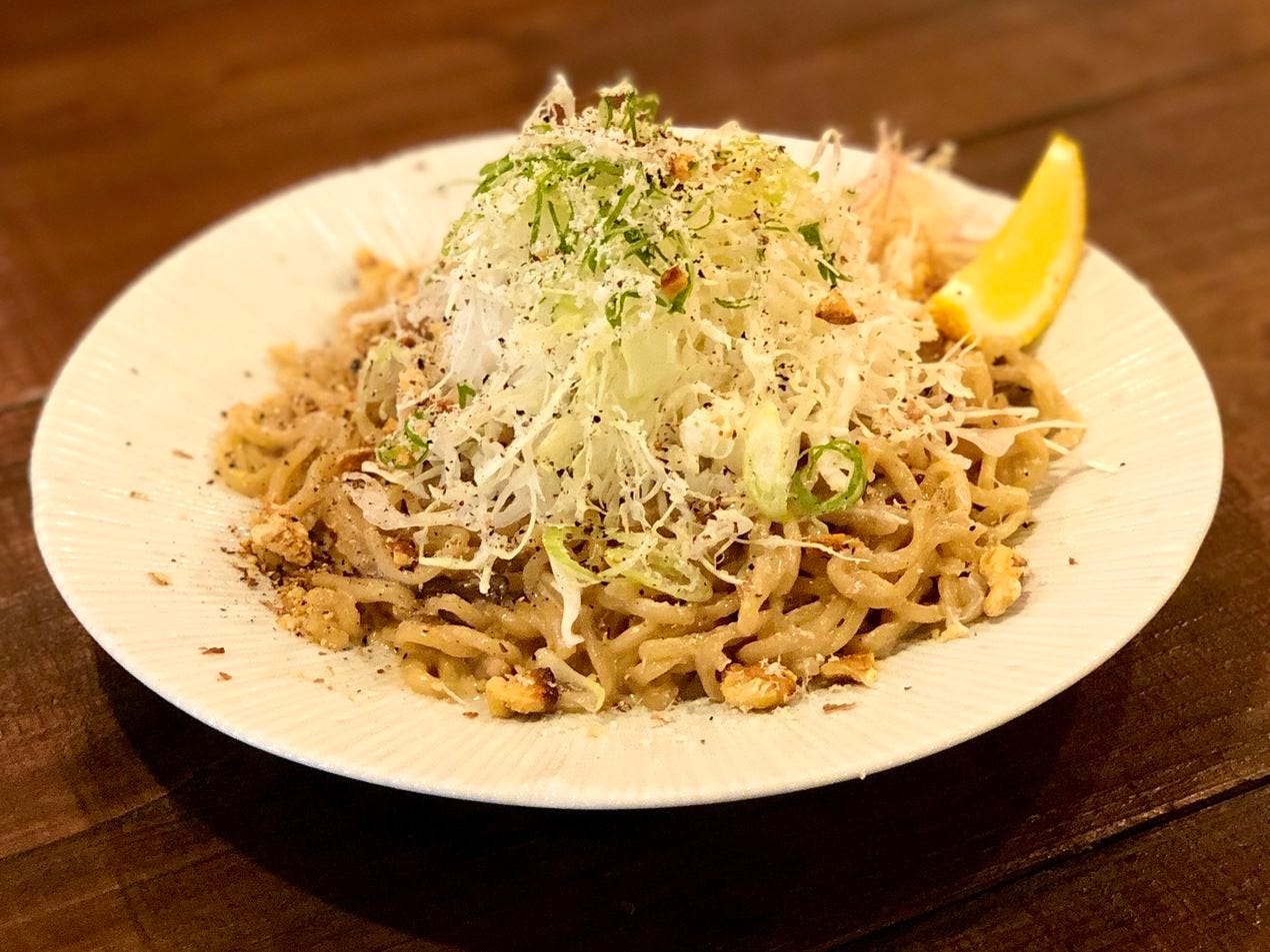 餃子とワイン 果皮と餡_【ブルーチーズとクルミと味噌醤油の焼きそば】
スープ付き。