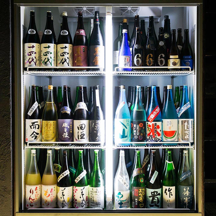 ～47都道府県の日本酒勢揃い～ 富士喜商店 池袋本店_全国各地の美酒銘酒たちが
店内の冷蔵庫にズラリと並びます