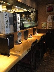 一合 西日暮里店_アクリル板設置のカウンター席。