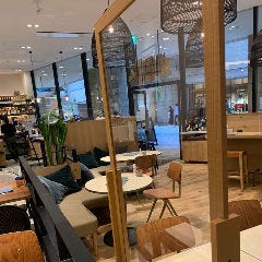 Pizzeria＆Trattoria Bar Table Nice なんばパークス店_テーブル席にパーテーションを設置しております。