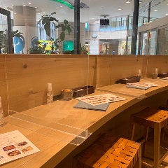 Pizzeria＆Trattoria Bar Table Nice なんばパークス店_カウンター席にパーテーションを設置しております。