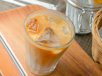 エスプレッソマシンで一杯ずつ淹れてくれる『カフェラテ（HOT／ICE）』※写真はICE