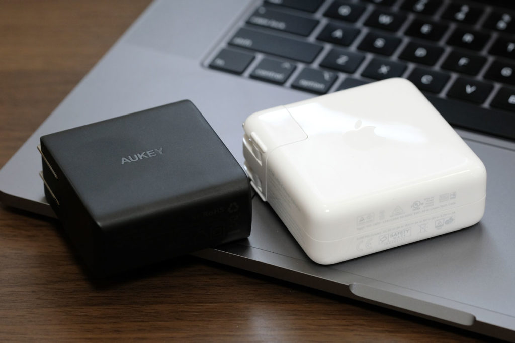 AUKEY PA-D5とApple 61W充電アダプタ