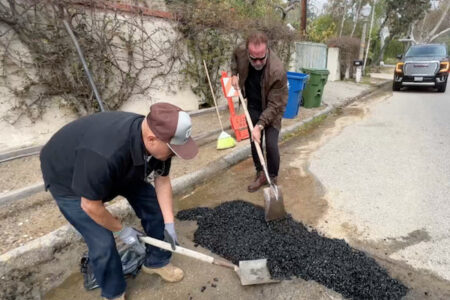 穴だらけの道路に我慢できず、A・シュワルツェネッガーが自分でアスファルトを補修