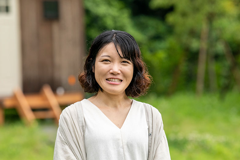 相馬由季さん。タイニーハウスに暮らしているほか、今年は海外のタイニーハウスをめぐる旅もした（写真撮影／桑田瑞穂）