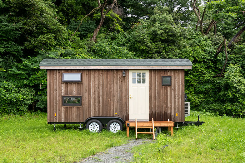 「カワウソ号」。玄関扉のオフホワイト、緑のアーチ屋根が最高か！（写真撮影／桑田瑞穂）