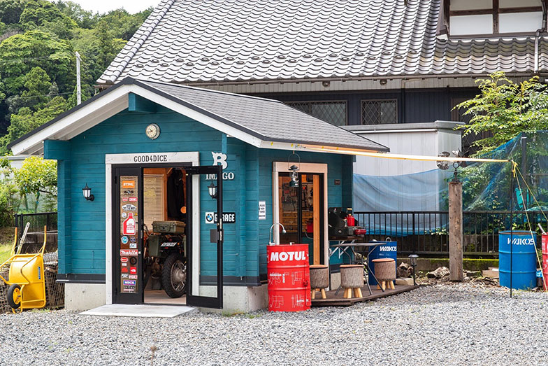 ガレージハウス。こもってバイクのメンテナンスをしたりと、趣味に没頭できる空間に（写真提供／秋元さん）