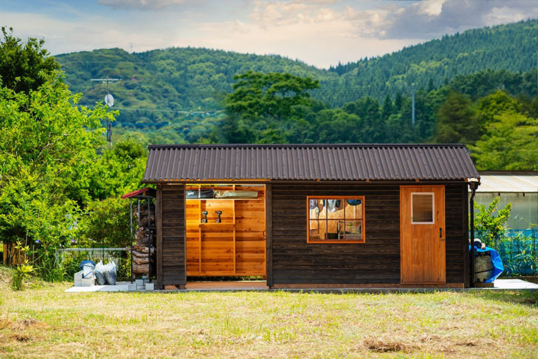 アウトドア好きのオーナーが建てた小屋。キャンプグッズ、DIYグッズを収納し、身近でアウトドアライフを楽しめるように（写真提供／秋元さん）