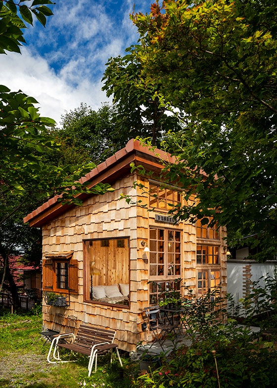 7号の表紙にもなっている、奥様のために建てられた庭を愛でるための小屋＠八ヶ岳。外壁をあえてずらして鎧張り、一部、廃材を利用して建てています（写真提供／秋元さん）